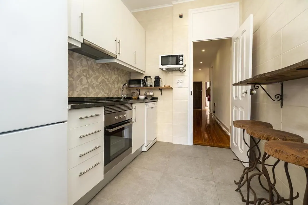 Guest house Exotic M2 R2 - Comfortable Classy Double Room With Shared Bath Lisbon Portugal
